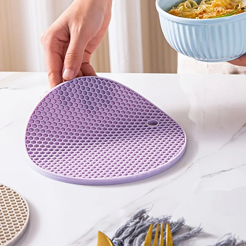 Dessous de plat en silicone | Antiderapant, resistant a la chaleur, coloris varies - Verdyo_"Dessous de plat en silicone"
"Accessoires table antidérapants"
"Produits résistants à la chaleur"
"Dessous de plat durables"
"Silicone alimentaire pour table"
"Protection de surface élégante"
"Accessoires cuisine design"
"Cadeau idéal pour amateurs de décoration"
"Dessous de plat colorés"
"Solutions pratiques pour table"