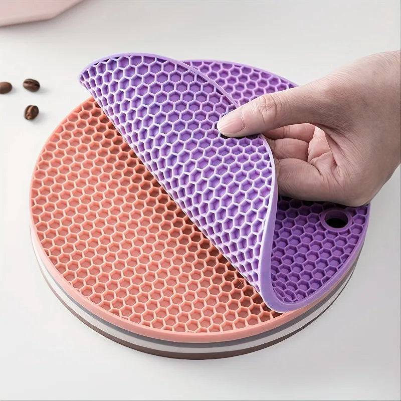 Dessous de plat en silicone | Antiderapant, resistant a la chaleur, coloris varies - Verdyo_"Dessous de plat en silicone"
"Accessoires table antidérapants"
"Produits résistants à la chaleur"
"Dessous de plat durables"
"Silicone alimentaire pour table"
"Protection de surface élégante"
"Accessoires cuisine design"
"Cadeau idéal pour amateurs de décoration"
"Dessous de plat colorés"
"Solutions pratiques pour table"
