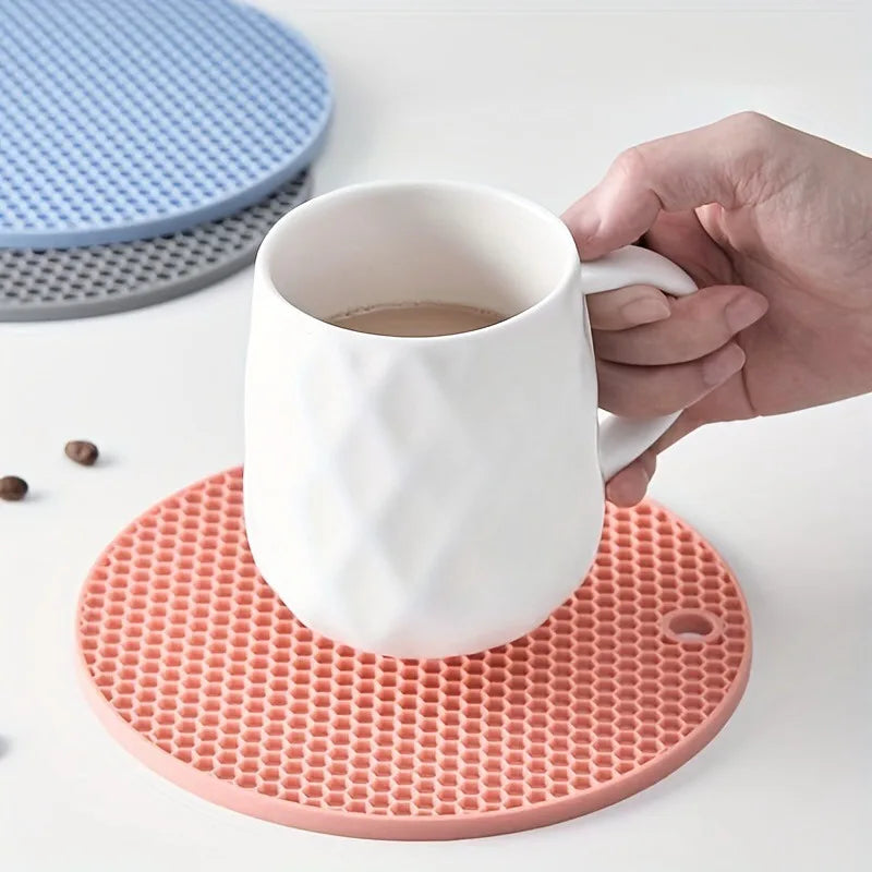 Dessous de plat en silicone | Antiderapant, resistant a la chaleur, coloris varies - Verdyo_"Dessous de plat en silicone"
"Accessoires table antidérapants"
"Produits résistants à la chaleur"
"Dessous de plat durables"
"Silicone alimentaire pour table"
"Protection de surface élégante"
"Accessoires cuisine design"
"Cadeau idéal pour amateurs de décoration"
"Dessous de plat colorés"
"Solutions pratiques pour table"