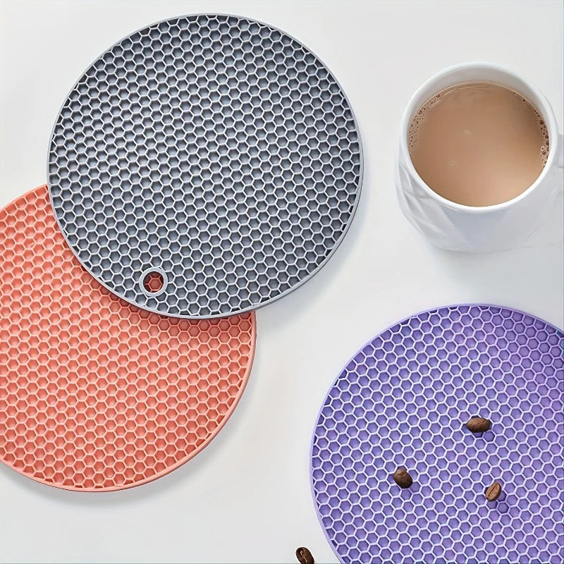 Dessous de plat en silicone | Antiderapant, resistant a la chaleur, coloris varies - Verdyo_"Dessous de plat en silicone"
"Accessoires table antidérapants"
"Produits résistants à la chaleur"
"Dessous de plat durables"
"Silicone alimentaire pour table"
"Protection de surface élégante"
"Accessoires cuisine design"
"Cadeau idéal pour amateurs de décoration"
"Dessous de plat colorés"
"Solutions pratiques pour table"