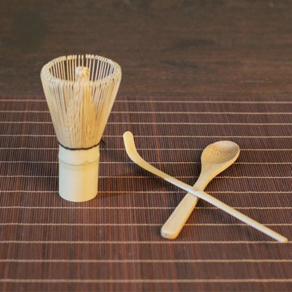 Juego de té japonés de bambú para matcha.