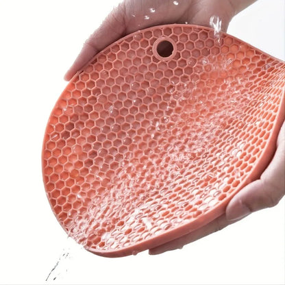 Dessous de plat en silicone | Antiderapant, resistant a la chaleur, coloris varies - Verdyo_"Dessous de plat en silicone"
"Accessoires table antidérapants"
"Produits résistants à la chaleur"
"Dessous de plat durables"
"Silicone alimentaire pour table"
"Protection de surface élégante"
"Accessoires cuisine design"
"Cadeau idéal pour amateurs de décoration"
"Dessous de plat colorés"
"Solutions pratiques pour table"