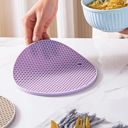 Dessous de plat en silicone | Antiderapant, resistant a la chaleur, coloris varies - Verdyo_"Dessous de plat en silicone"
"Accessoires table antidérapants"
"Produits résistants à la chaleur"
"Dessous de plat durables"
"Silicone alimentaire pour table"
"Protection de surface élégante"
"Accessoires cuisine design"
"Cadeau idéal pour amateurs de décoration"
"Dessous de plat colorés"
"Solutions pratiques pour table"