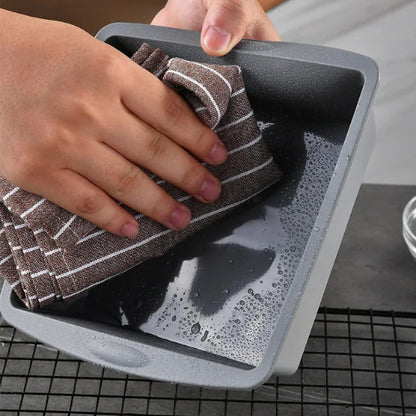 Plaque_a_gateaux_carree_en_silicone_Poign_es_anti-derapantes_facile_a_manipuler_-_Verdyo_
"Plaque à gâteaux carrée en silicone"
"Accessoires pâtisserie durables"
"Silicone alimentaire sans BPA"
"Plaque à gâteaux avec poignées anti-dérapantes"
"Produits écoresponsables pour cuisine"
"Plaque à gâteaux facile à manipuler"
"Alternative durable aux plaques en métal"
"Cadeau idéal pour amateurs de pâtisserie"
"Plaque à gâteaux résistante à la chaleur"
"Accessoires de cuisine polyvalents"