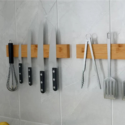 Porte-couteau_magnetique_en_bois_de_bambou_Fixation_murale_solide_design_naturel_-_Verdyo_39"Porte-couteau magnétique en bois de bambou"
"Accessoires cuisine durables et naturels"
"Produits écoresponsables pour rangement"
"Fixation murale solide pour couteaux"
"Porte-couteau design naturel"
"Rangement couteaux pratique et sûr"
"Alternative écologique aux supports plastiques"
"Cadeau idéal pour amateurs de cuisine"
"Bois de bambou pour organisation"
"Solutions zéro déchet pour cuisine"